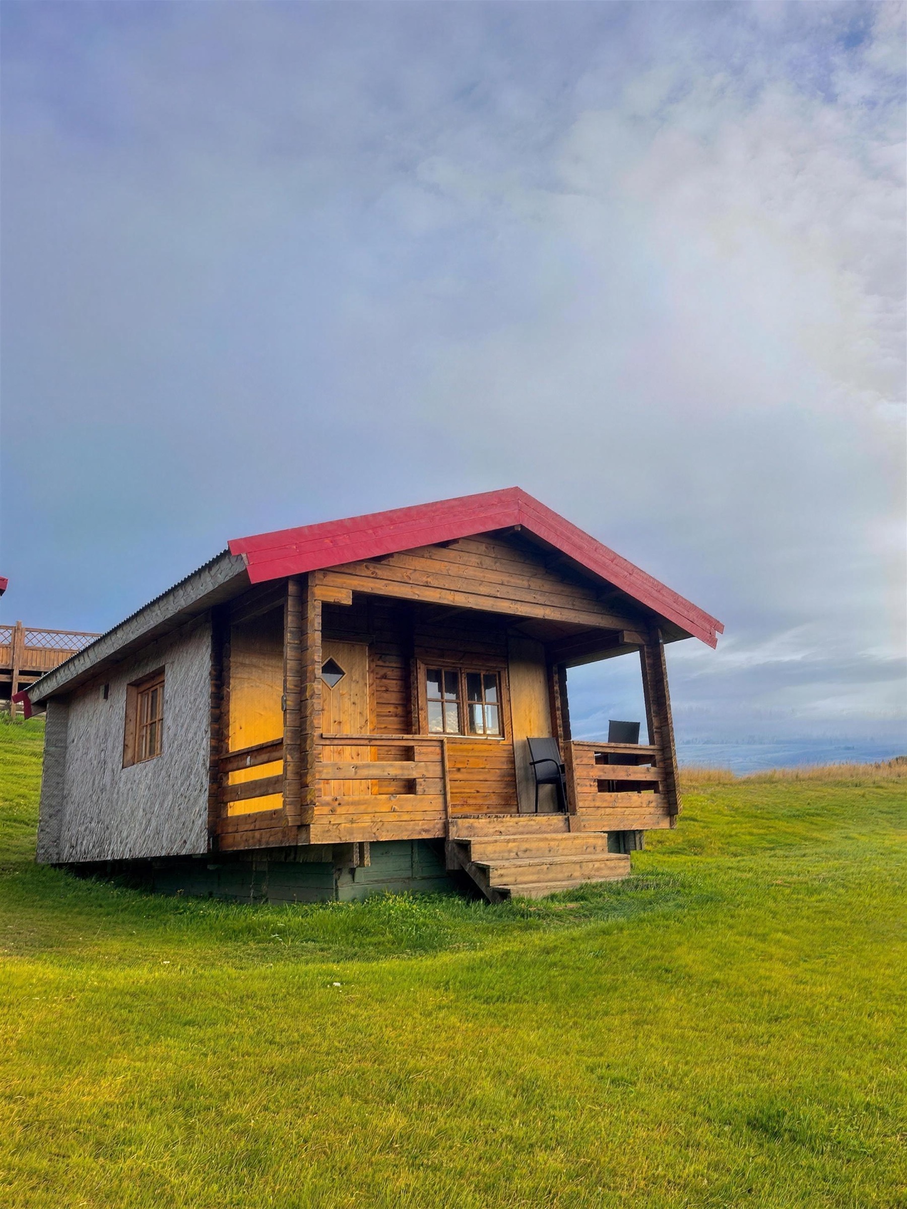 Sumarhúsið fyrir þrjá á Nýpugörðum, séð yfir túnið fyrir aftan það